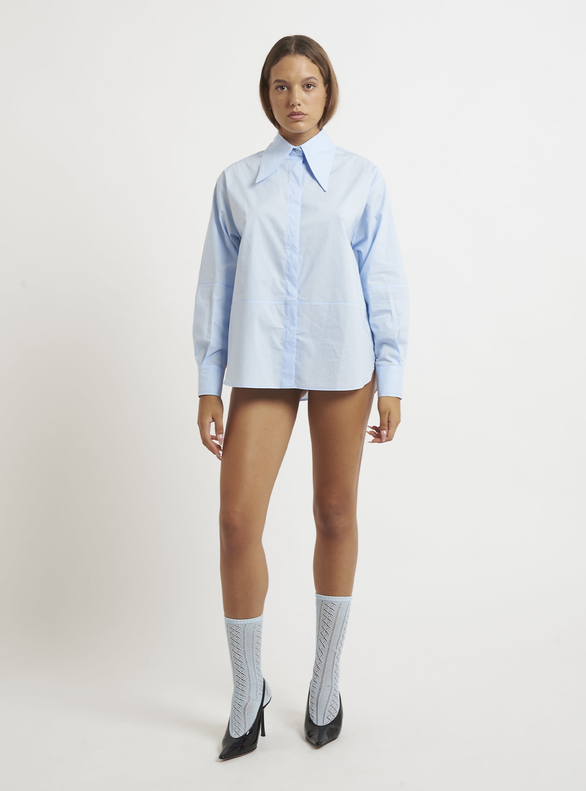 Pointed collar shirt